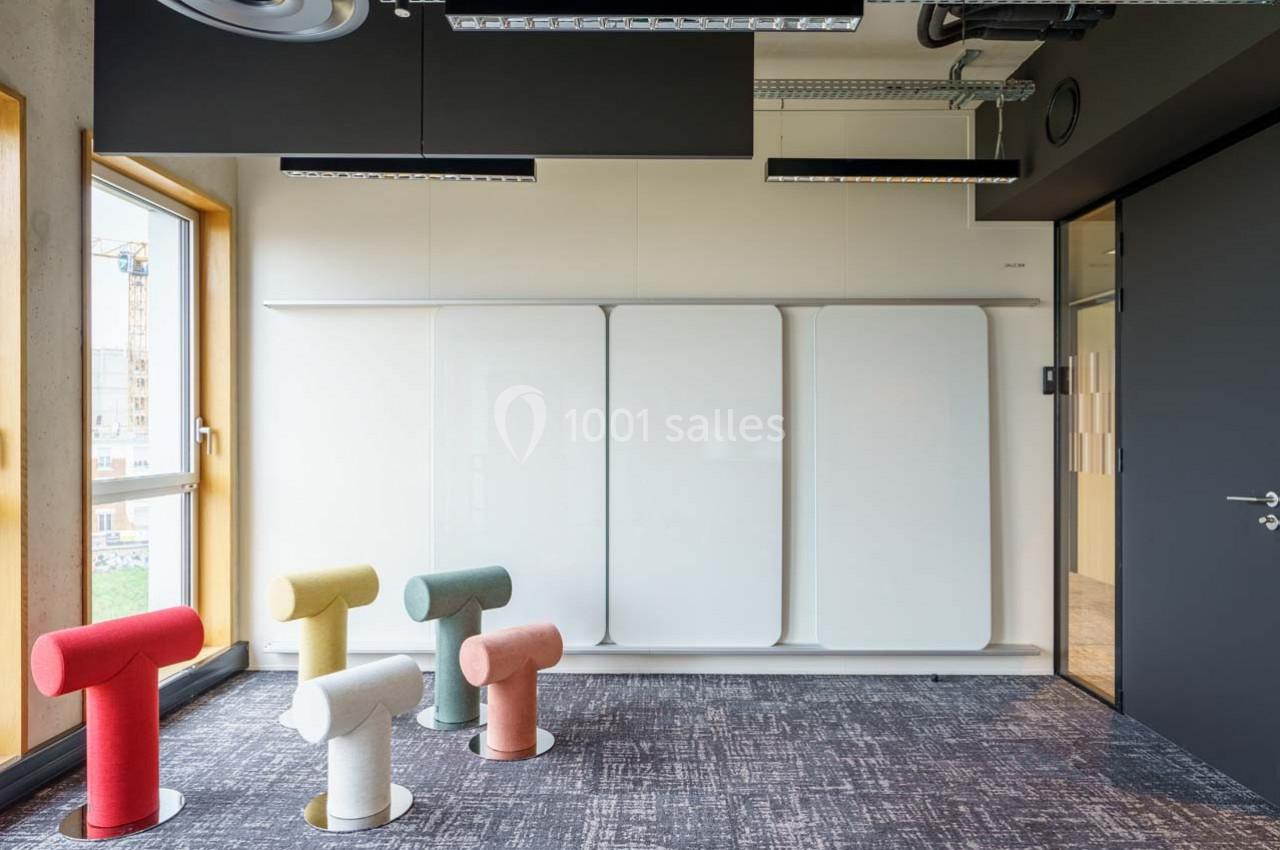 Location salle Ivry-sur-Seine (Val-de-Marne) - Walter Ivry #9 Salle de réunion moderne avec tableaux blancs muraux, sièges colorés en forme de T et grandes fenêtres.