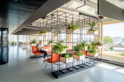 Miniature Location salle Ivry-sur-Seine (Val-de-Marne) - Walter Ivry #1 Bâtiment moderne en briques avec de grandes fenêtres, entouré de végétation et de parasols jaunes au premier plan.