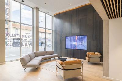 Miniature Location salle Ivry-sur-Seine (Val-de-Marne) - Walter Ivry #10 Bâtiment moderne en briques avec de grandes fenêtres, entouré de végétation et de parasols jaunes au premier plan.