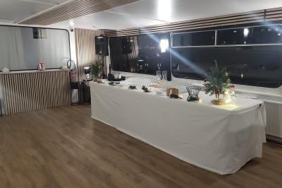 Miniature Location salle Boulogne-Billancourt (Hauts-de-Seine) - Péniche d'Eva #6 Salle de réception sur un bateau avec tables recouvertes de nappes blanches et plancher en bois clair.