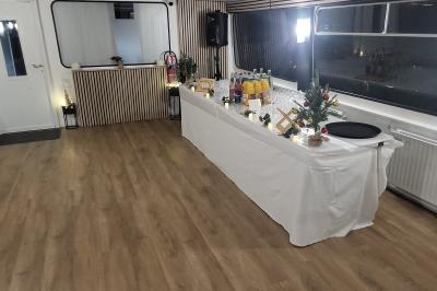 Miniature Location salle Boulogne-Billancourt (Hauts-de-Seine) - Péniche d'Eva #8 Salle de réception sur un bateau avec tables recouvertes de nappes blanches et plancher en bois clair.