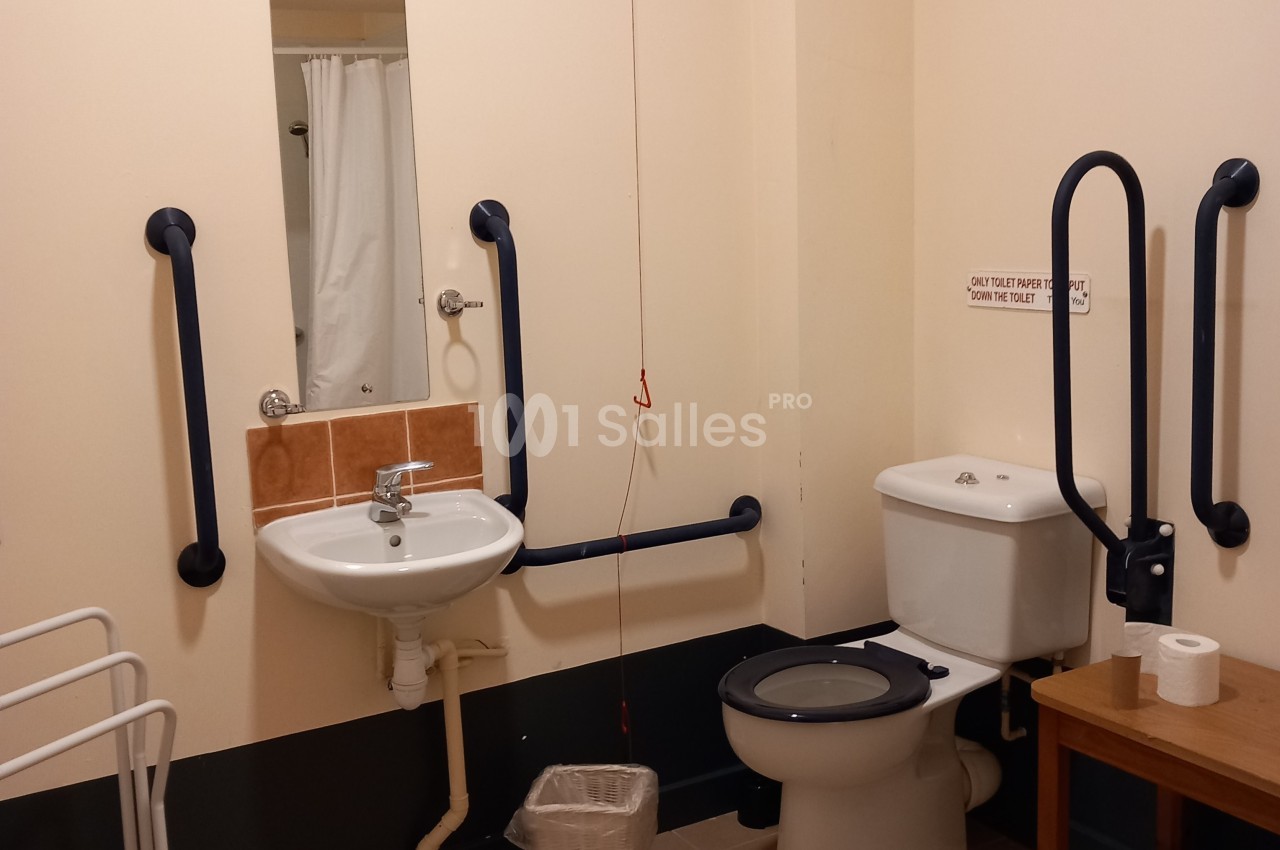 Salle de bain et douche pour Personne à Mobilité Réduite PMR
