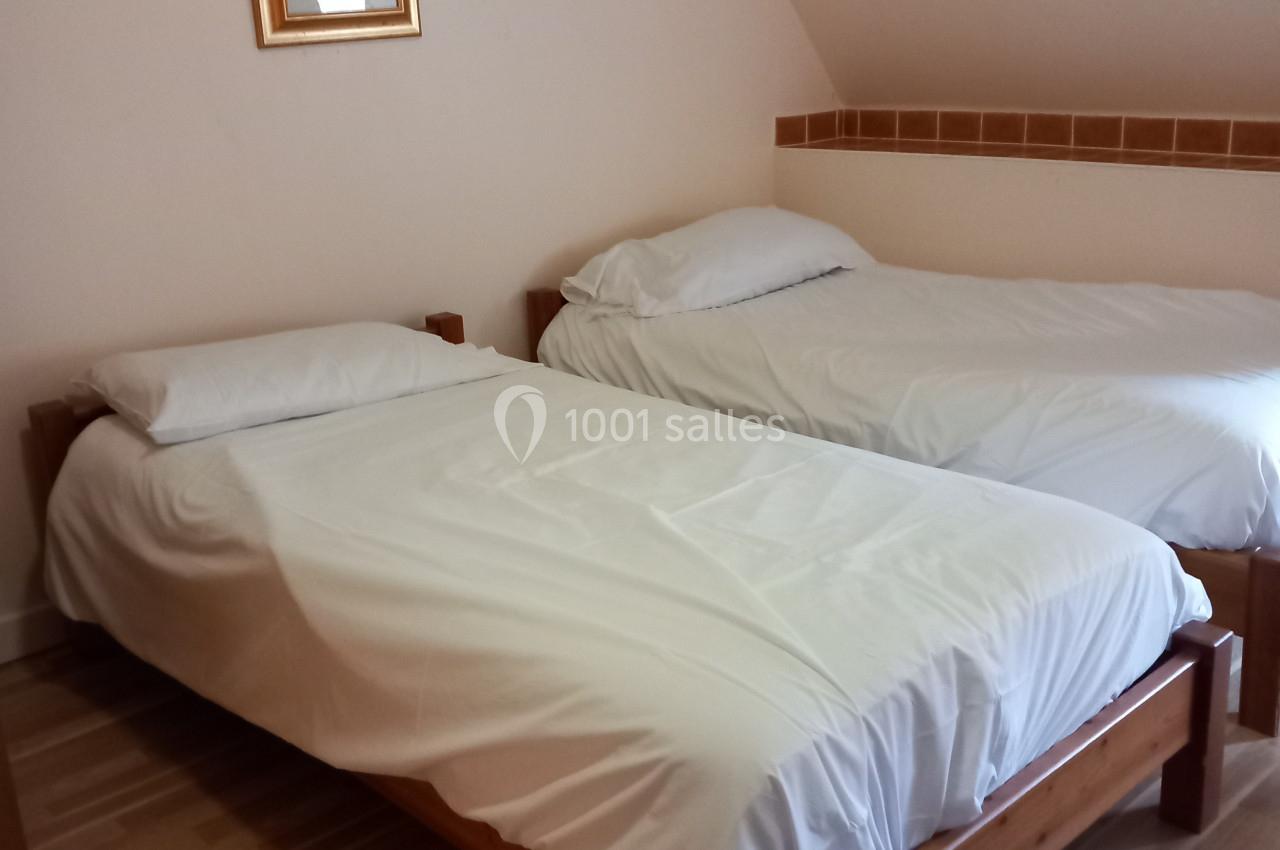 Chambre pour deux couchages, équipée de salle de bain