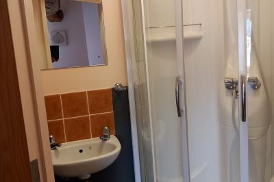 Miniature Chaque chambre équipée de salle de bain, douche, lavabo et sanitaire Gîte pour 8 personnes