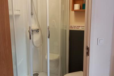 Miniature Chaque chambre équipée de salle de bain, douche, lavabo et sanitaire Gîte pour 8 personnes