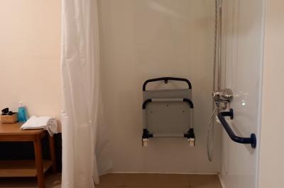Miniature Salle de bain et douche pour Personne à Mobilité Réduite PMR Gîte pour 8 personnes