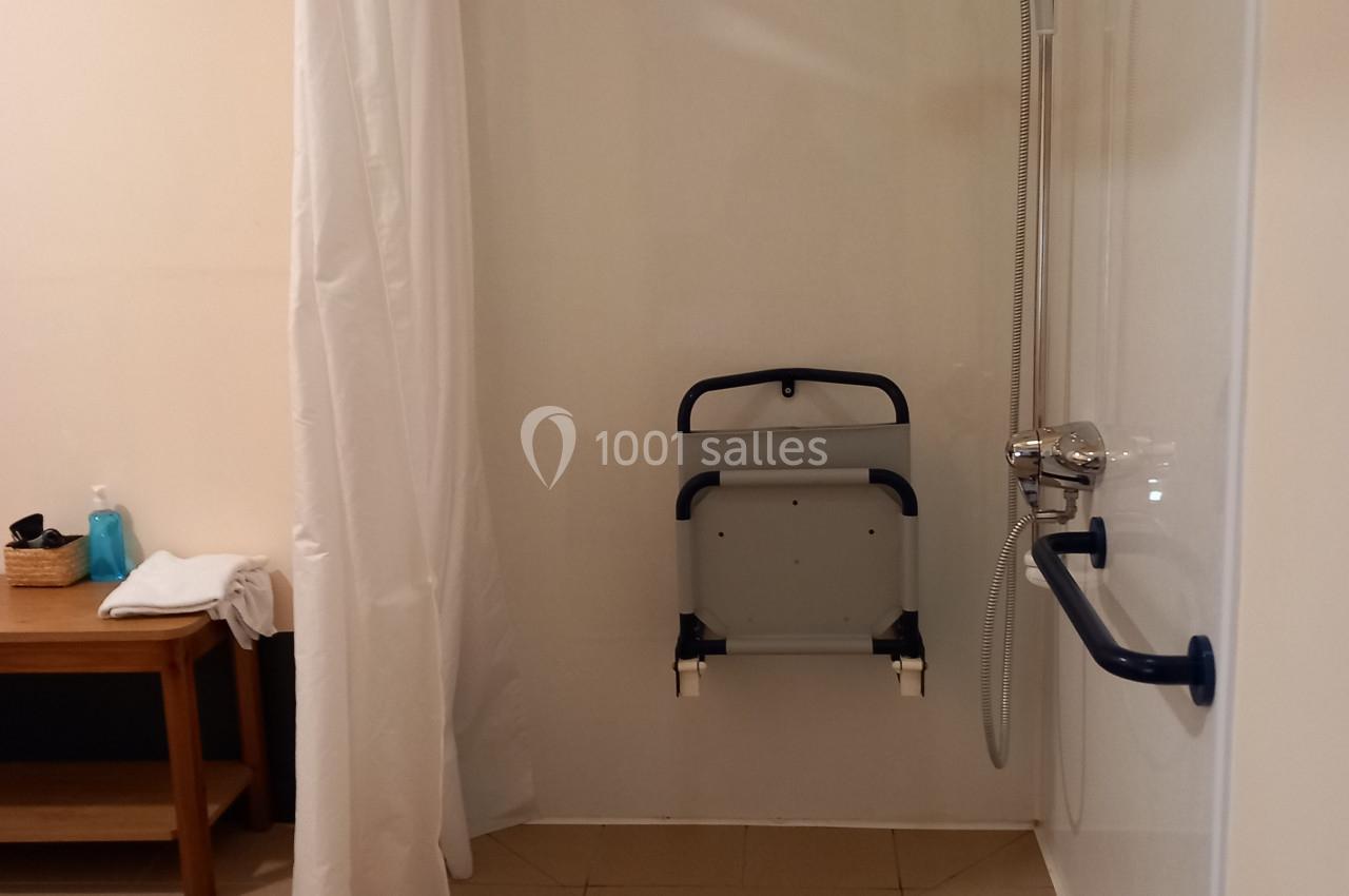 Salle de bain et douche pour Personne à Mobilité Réduite PMR
