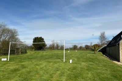Miniature Terrain pour des parties de badminton et de volley-ball Gîte pour 8 personnes