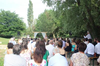 Miniature DJ Istres (Bouches-du-Rhône) - Db Music #2 Salle de réception avec éclairage d'ambiance violet et orange, table centrale éclairée et équipements audio visibles.