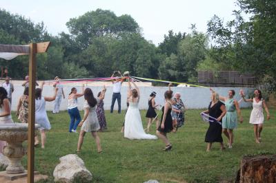 Miniature DJ Istres (Bouches-du-Rhône) - Db Music #3 Salle de réception avec éclairage d'ambiance violet et orange, table centrale éclairée et équipements audio visibles.