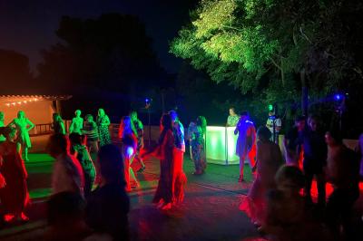 Miniature DJ Istres (Bouches-du-Rhône) - Db Music #4 Salle de réception avec éclairage d'ambiance violet et orange, table centrale éclairée et équipements audio visibles.