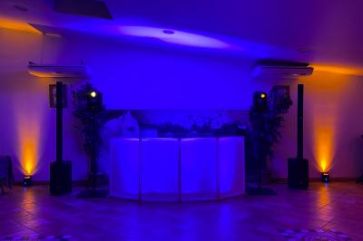 Miniature DJ Istres (Bouches-du-Rhône) - Db Music #6 Salle de réception avec éclairage d'ambiance violet et orange, table centrale éclairée et équipements audio visibles.