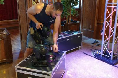 Miniature Sable d'Orient Déco Event #20 Salle de réception décorée avec des tables élégantes, nappes blanches, centres de table lumineux et plumes blanches.