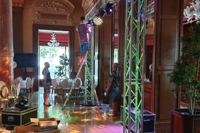 Miniature Sable d'Orient Déco Event #16 Salle de réception décorée avec des tables élégantes, nappes blanches, centres de table lumineux et plumes blanches.