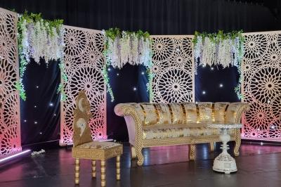 Miniature Sable d'Orient Déco Event #4 Salle de réception décorée avec des tables élégantes, nappes blanches, centres de table lumineux et plumes blanches.