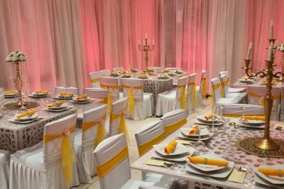 Miniature Sable d'Orient Déco Event #5 Salle de réception décorée avec des tables élégantes, nappes blanches, centres de table lumineux et plumes blanches.