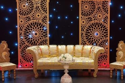 Miniature Sable d'Orient Déco Event #6 Salle de réception décorée avec des tables élégantes, nappes blanches, centres de table lumineux et plumes blanches.