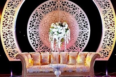 Miniature Sable d'Orient Déco Event #3 Salle de réception décorée avec des tables élégantes, nappes blanches, centres de table lumineux et plumes blanches.