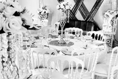 Miniature Sable d'Orient Déco Event #8 Salle de réception décorée avec des tables élégantes, nappes blanches, centres de table lumineux et plumes blanches.