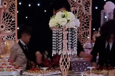 Miniature Sable d'Orient Déco Event #10 Salle de réception décorée avec des tables élégantes, nappes blanches, centres de table lumineux et plumes blanches.