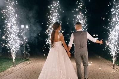 Miniature Sable d'Orient Déco Event #12 Salle de réception décorée avec des tables élégantes, nappes blanches, centres de table lumineux et plumes blanches.