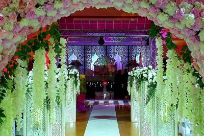 Miniature Sable d'Orient Déco Event #17 Salle de réception décorée avec des tables élégantes, nappes blanches, centres de table lumineux et plumes blanches.