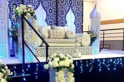 Miniature Sable d'Orient Déco Event #21 Salle de réception décorée avec des tables élégantes, nappes blanches, centres de table lumineux et plumes blanches.