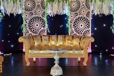 Miniature Sable d'Orient Déco Event #22 Salle de réception décorée avec des tables élégantes, nappes blanches, centres de table lumineux et plumes blanches.