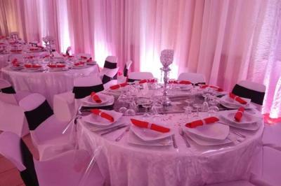 Miniature Sable d'Orient Déco Event #23 Salle de réception décorée avec des tables élégantes, nappes blanches, centres de table lumineux et plumes blanches.
