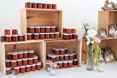 Chambre avec lit double, baignoire îlot, parquet, carrelage hexagonal et échelle porte-serviettes.
