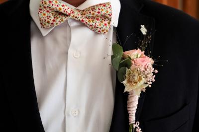 Chambre avec lit double, baignoire îlot, parquet, carrelage hexagonal et échelle porte-serviettes.