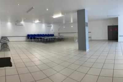Miniature Salle de réception Plan d’un bâtiment avec disposition des pièces, entrées, parking et espaces extérieurs indiqués.