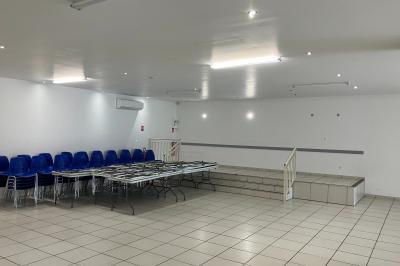 Miniature Salle de réception Plan d’un bâtiment avec disposition des pièces, entrées, parking et espaces extérieurs indiqués.