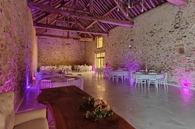 Deux lavabos en marbre blanc avec miroirs ronds sur un plan en bois, devant un mur en carrelage noir marbré.