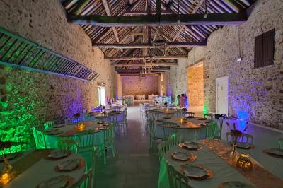 Deux lavabos en marbre blanc avec miroirs ronds sur un plan en bois, devant un mur en carrelage noir marbré.