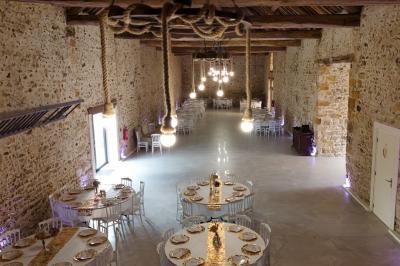 Deux lavabos en marbre blanc avec miroirs ronds sur un plan en bois, devant un mur en carrelage noir marbré.