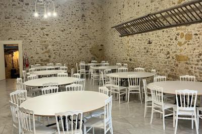 Deux lavabos en marbre blanc avec miroirs ronds sur un plan en bois, devant un mur en carrelage noir marbré.