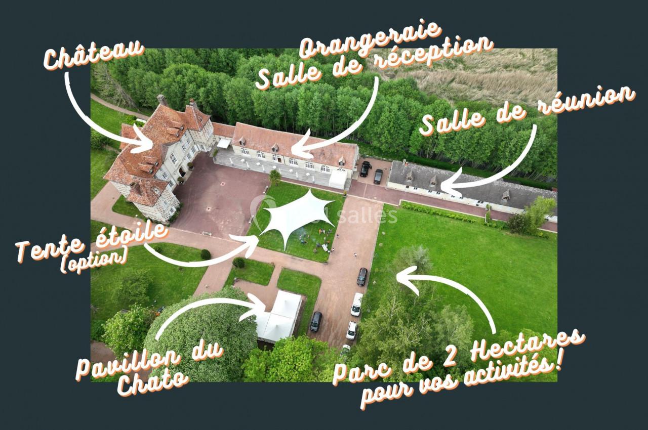 Vue aérienne d'un domaine avec château, orangerie, pavillon, tente étoile et parc de 2 hectares aménagé.