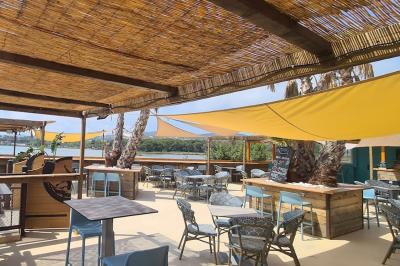 Miniature Location salle Fréjus (Var) - Océan Drive Fréjus #3 Assiette de dessert composée de crème glacée, purée orange, garnitures croquantes et feuilles de menthe.