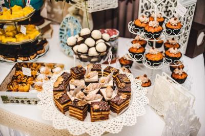 Miniature Location salle Fréjus (Var) - Océan Drive Fréjus #9 Assiette de dessert composée de crème glacée, purée orange, garnitures croquantes et feuilles de menthe.