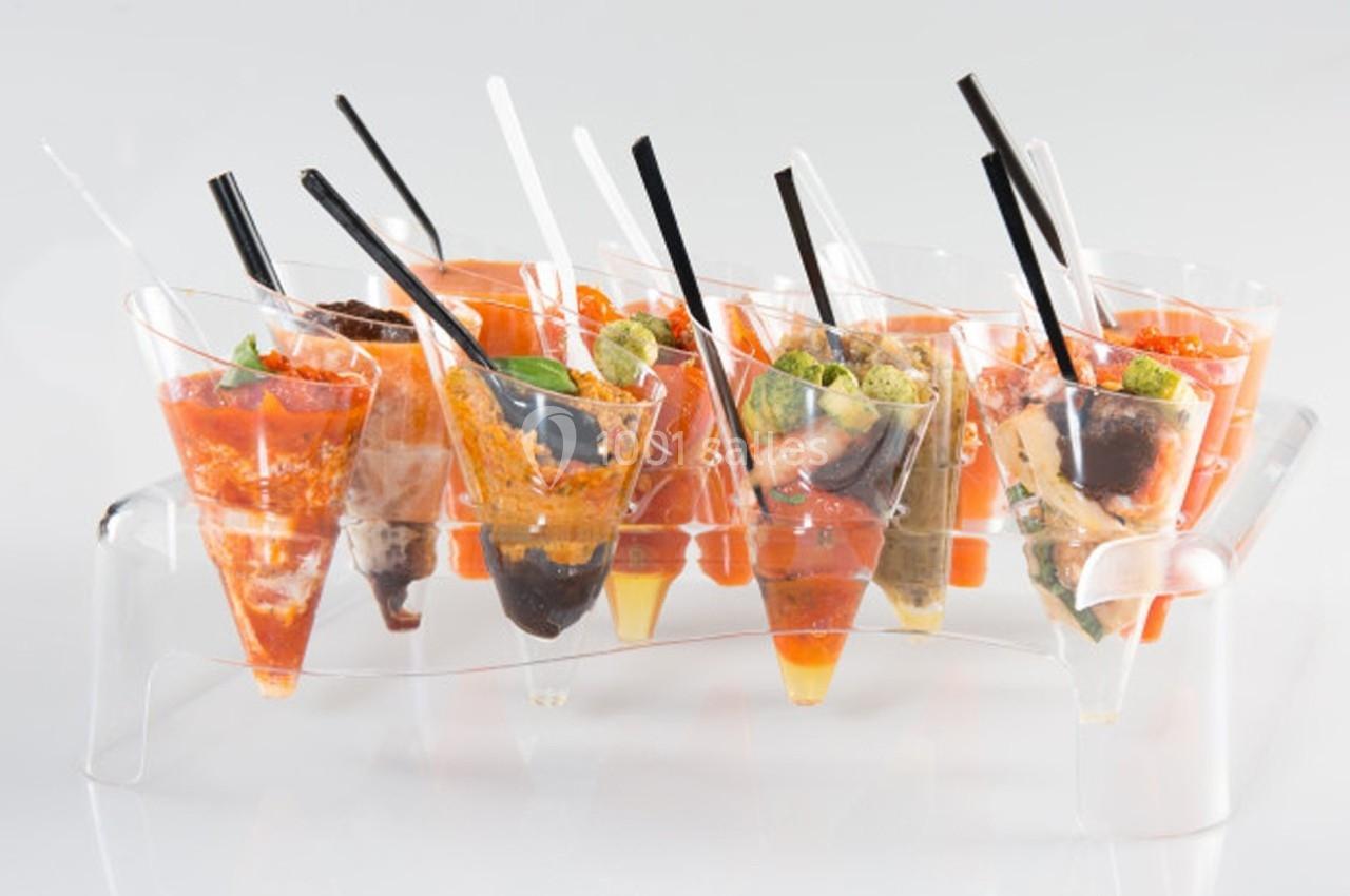 Verrines individuelles contenant des préparations colorées, disposées sur un support transparent.