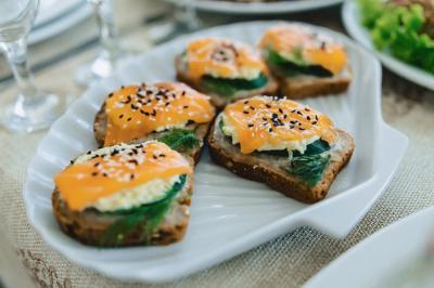 Miniature Location salle Fréjus (Var) - Océan Drive Fréjus #24 Assiette de dessert composée de crème glacée, purée orange, garnitures croquantes et feuilles de menthe.