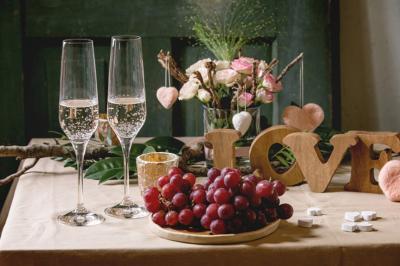 Miniature Location salle Fréjus (Var) - Océan Drive Fréjus #22 Assiette de dessert composée de crème glacée, purée orange, garnitures croquantes et feuilles de menthe.