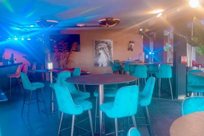 Miniature Location salle Fréjus (Var) - Océan Drive Fréjus #17 Assiette de dessert composée de crème glacée, purée orange, garnitures croquantes et feuilles de menthe.