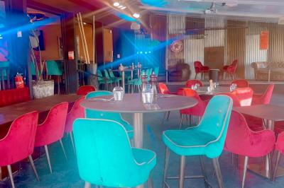 Miniature Location salle Fréjus (Var) - Océan Drive Fréjus #19 Assiette de dessert composée de crème glacée, purée orange, garnitures croquantes et feuilles de menthe.