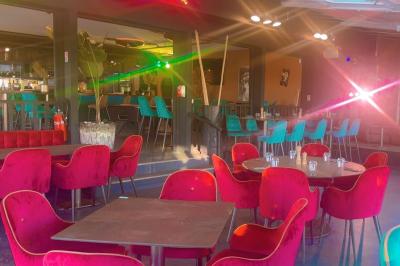 Miniature Location salle Fréjus (Var) - Océan Drive Fréjus #20 Assiette de dessert composée de crème glacée, purée orange, garnitures croquantes et feuilles de menthe.