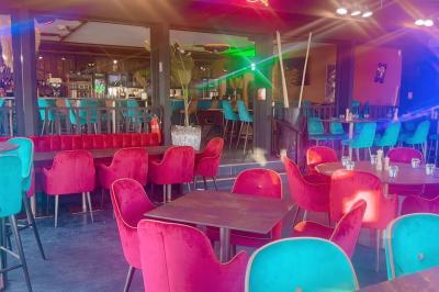 Miniature Location salle Fréjus (Var) - Océan Drive Fréjus #18 Assiette de dessert composée de crème glacée, purée orange, garnitures croquantes et feuilles de menthe.