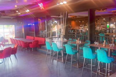 Miniature Location salle Fréjus (Var) - Océan Drive Fréjus #21 Assiette de dessert composée de crème glacée, purée orange, garnitures croquantes et feuilles de menthe.