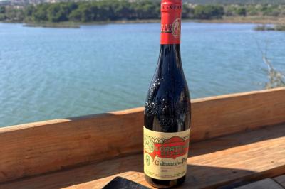 Miniature Location salle Fréjus (Var) - Océan Drive Fréjus #25 Assiette de dessert composée de crème glacée, purée orange, garnitures croquantes et feuilles de menthe.