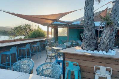 Miniature Location salle Fréjus (Var) - Océan Drive Fréjus #2 Assiette de dessert composée de crème glacée, purée orange, garnitures croquantes et feuilles de menthe.